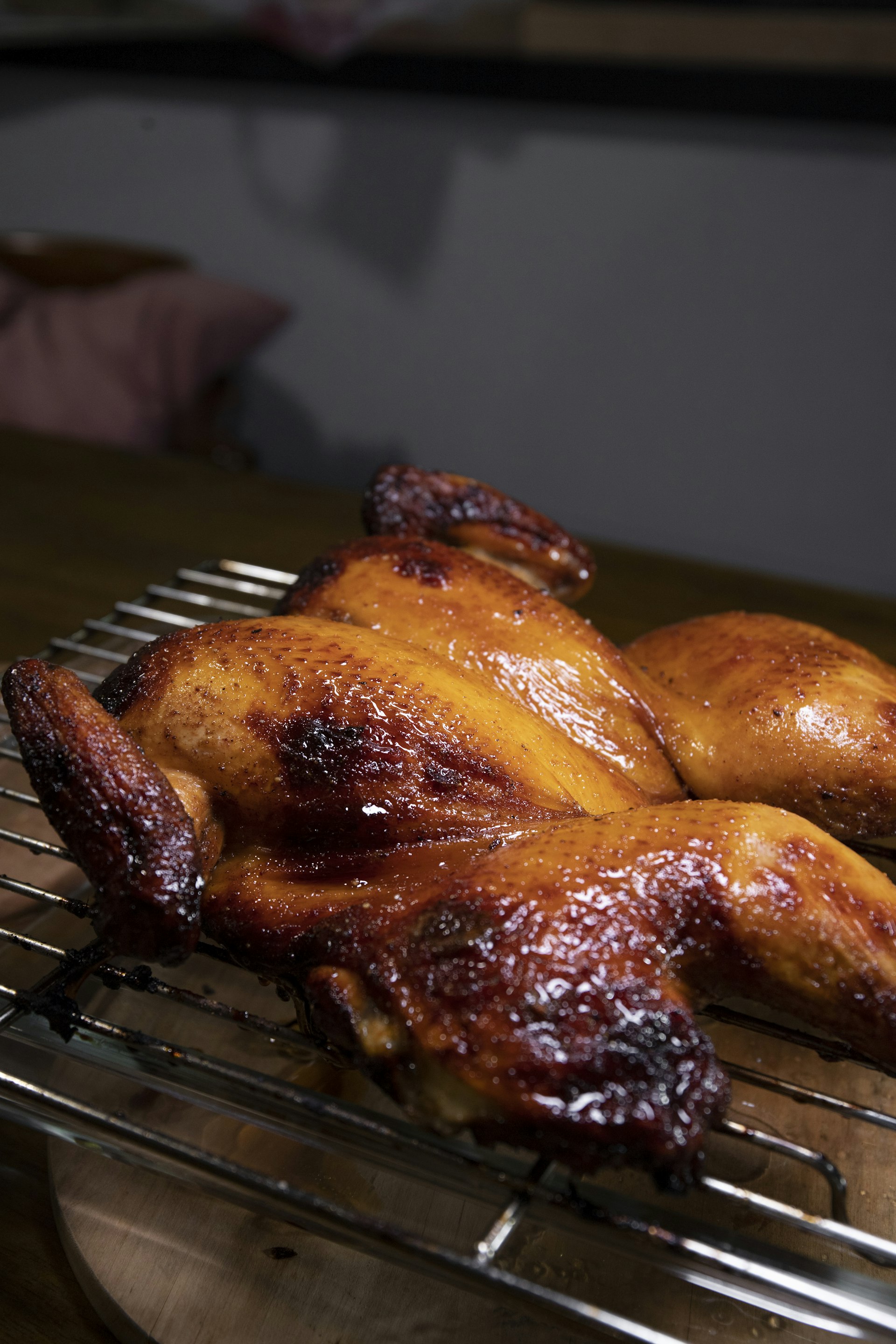 Glasierte, goldbraun gegrillte Hähnchenhälften auf dem Rost
